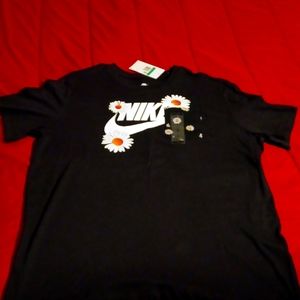 Nike XL Daisey Tee